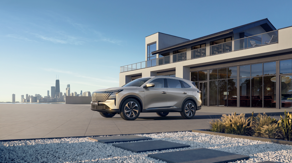 油耗降一半，标配即满配 长安蓝鲸超擎混动双车北京车展全球首发